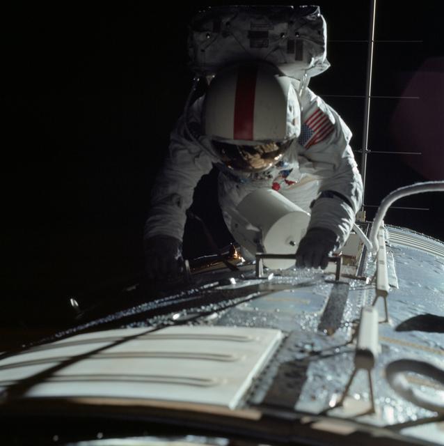 Apollo 17,Evans perfroms EVA