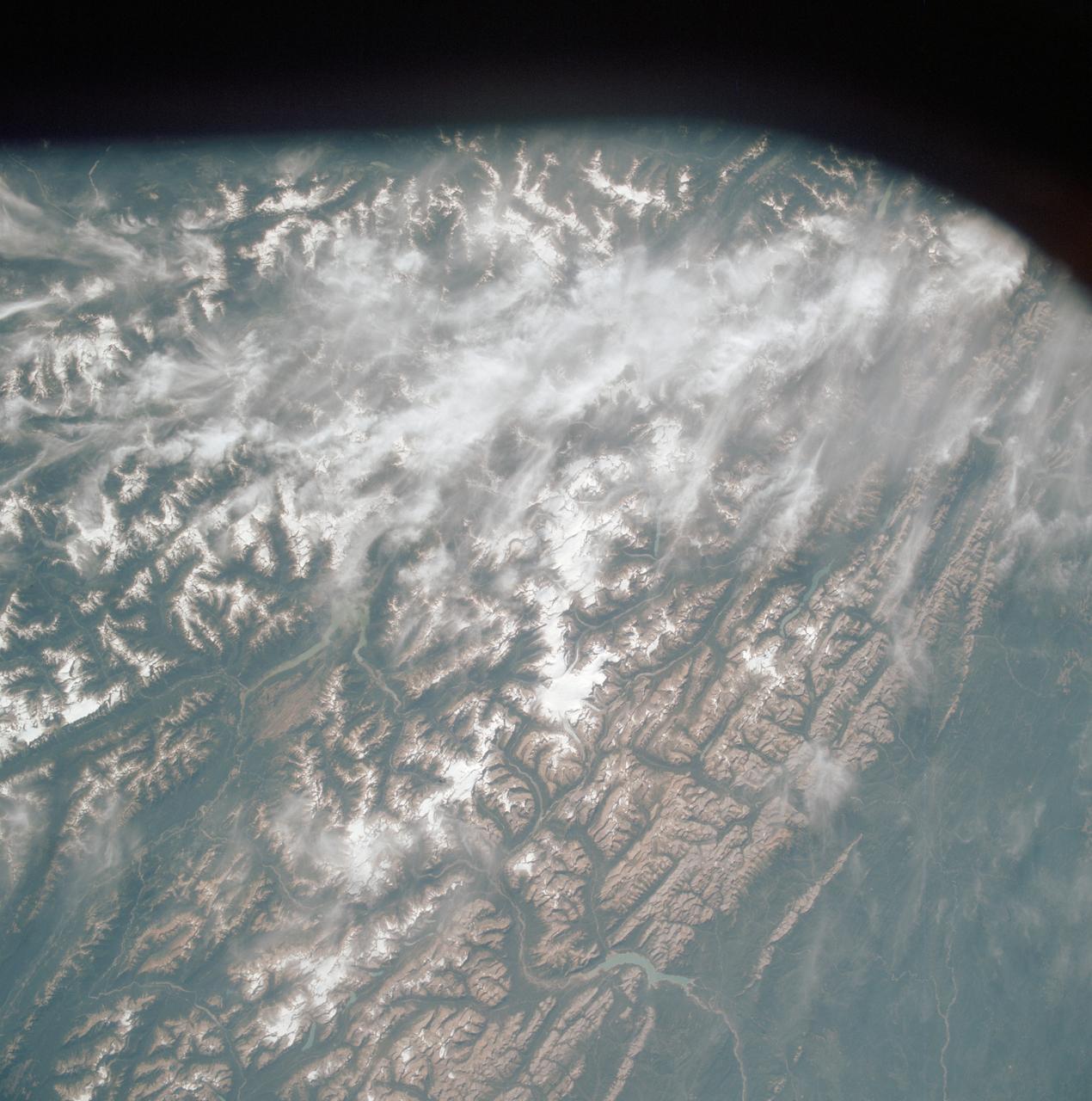 AST-19-1570 (24 July 1975) --- An oblique view of the Rocky Mountains area of British Columbia and Alberta in Canada, as photographed from the Apollo spacecraft in Earth orbit during the joint U.S.-USSR Apollo-Soyuz Test Project mission. This picture was taken at an altitude of 222 kilometers (138 statute miles) with a 70mm Hasselblad camera using medium-speed Ektachrome QX-807 type film.