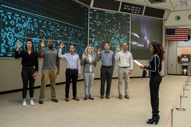 NASA image: civilian-astronaut-candidates-take-an-oath-to-the-us-government_51819016708_o