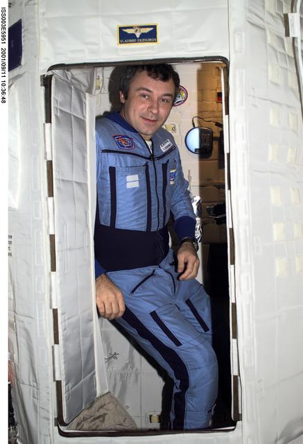 Dezhurov pose in the TESS in the U.S. Laboratory during Expedition Three