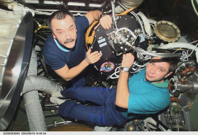 NASA image: Tyurin and Koveez handle the Plasmakristall Telescience Apparatus during Expedition Three