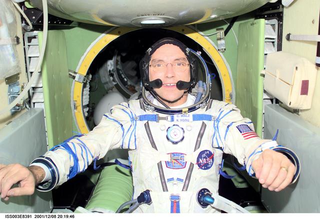 NASA image: Walz dons his Sokol suit in the FGB as Dezhurov looks on