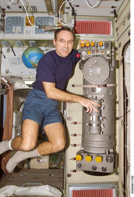 NASA image: Walz poses next to the Elektron oxygen generator in the SM during Expedition Four