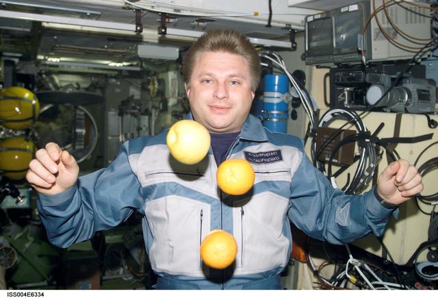 NASA image: Onufrienko with fresh fruit in the Zvezda SM, Expedition Four