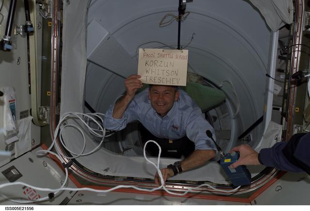 Korzun holds sign in the PMA2 during Expedition Five on the ISS