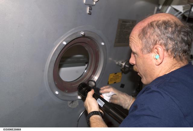 NASA image: Bowersox examines the starboard hatch window in Node 1 during Expedition Six