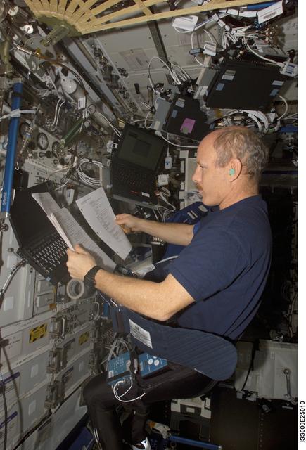 NASA image: Bowersox prepares for the FOOT experiment in Destiny during Expedition Six