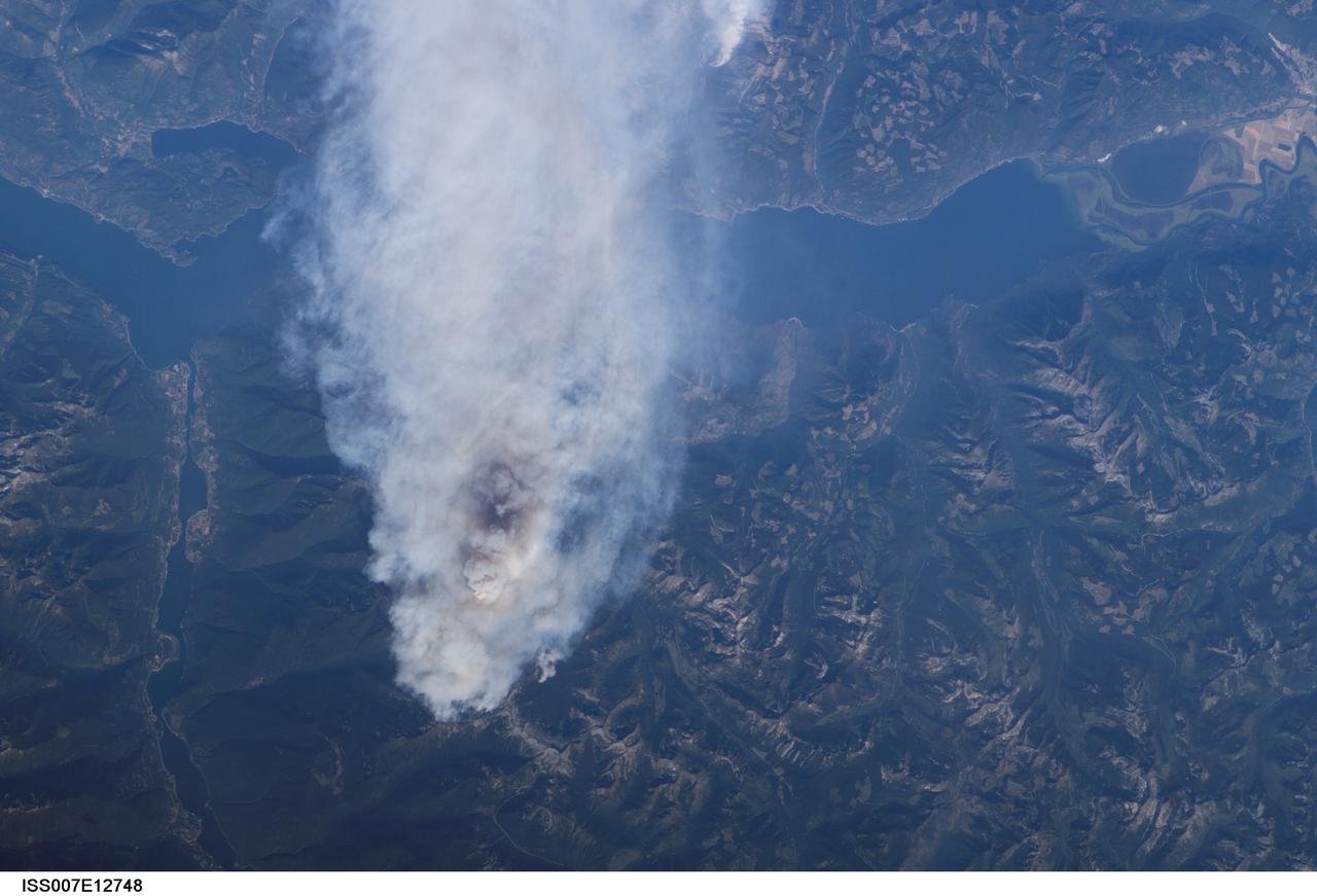 ISS007-E-12748 (14 August 2003) --- This view of forest fires in lower British Columbia, Canada was taken by one of the Expedition 7 crewmembers onboard the International Space Station (ISS).