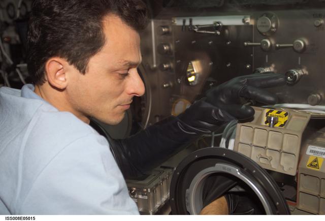 Duque works at the MSG for PromISS 2  in the Lab during Expedition Seven / 8 OPS