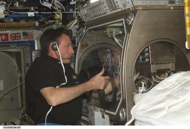 NASA image: Foale conducts MSG setup for PFMI experiment in U.S. Lab during Expedition 8