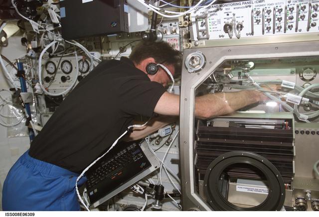 NASA image: Foale conducts MSG setup for PFMI experiment in U.S. Lab during Expedition 8