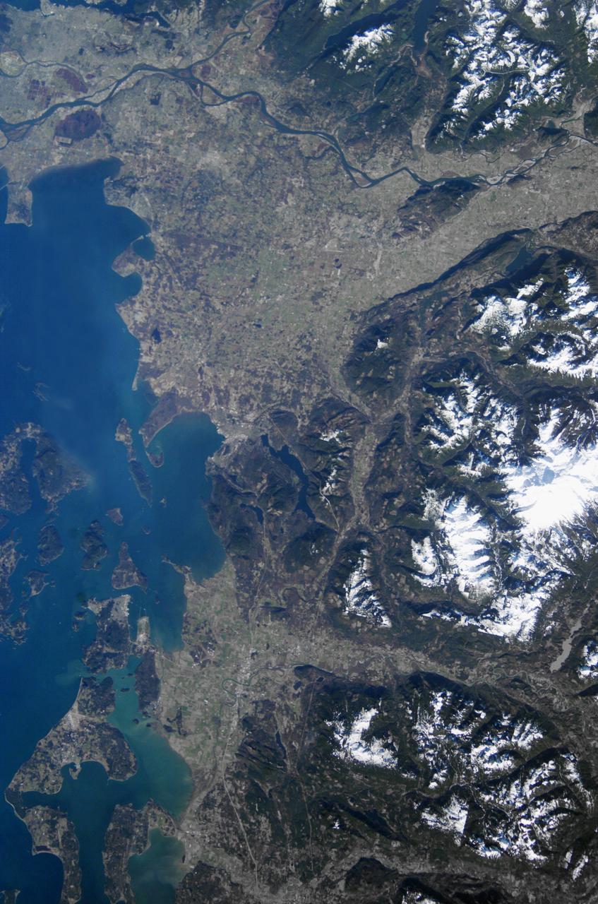 ISS008-E-15493 (12 February 2004) --- A regional picture of Mount Baker, Washington, showing its proximity to Seattle and Vancouver, is featured in this image photographed by an Expedition 8 crewmember on the International Space Station (ISS). The Cascade Range is an arc of volcanoes that extends from southwestern British Columbia to northern California. One of the six major composite volcanoes is Mount Baker in northern Washington close to the Canadian border, about 85 miles north-northeast of Seattle and 65 miles southeast of Vancouver, British Columbia.