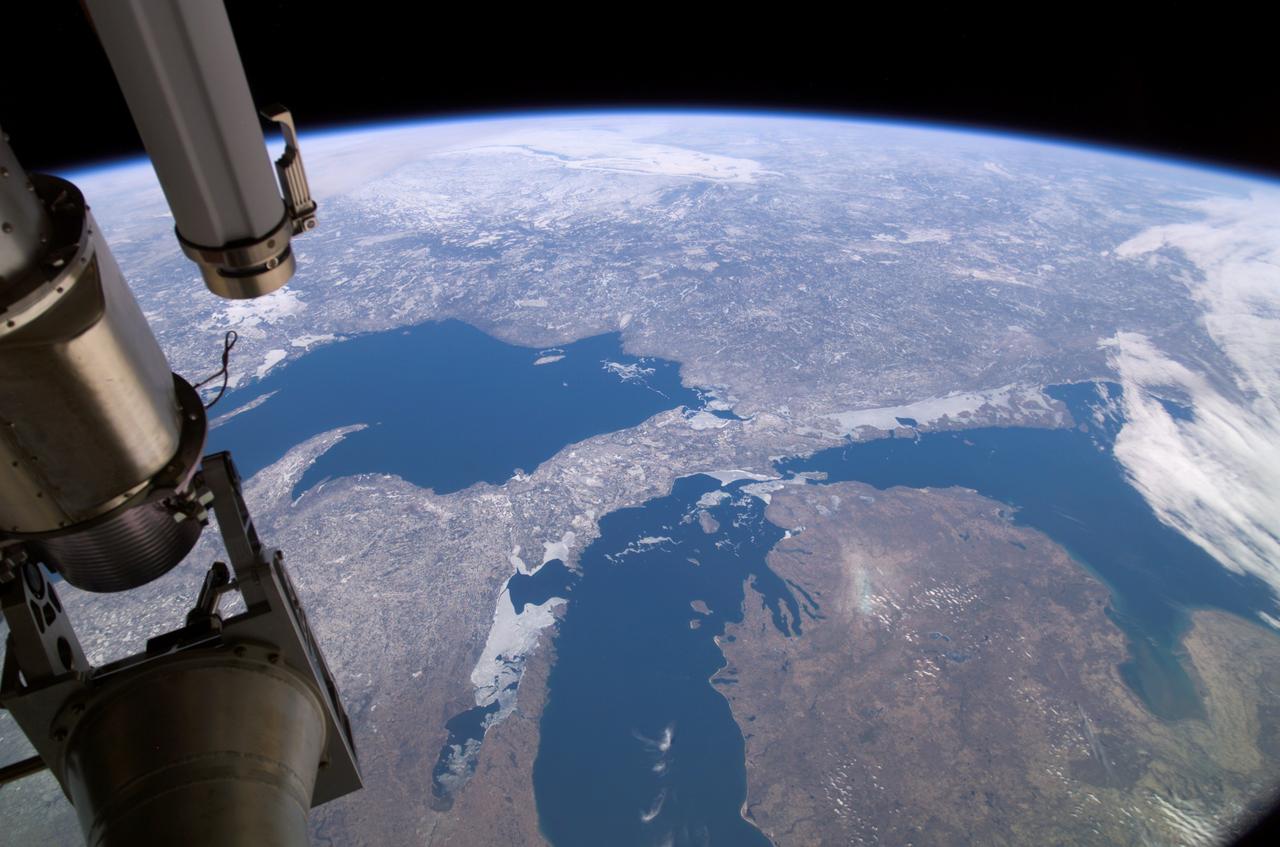 ISS008-E-20331 (1 April 2004) --- The Great Lakes region was featured in this image photographed by an Expedition 8 crewmember on the International Space Station (ISS).