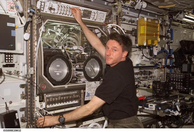 NASA image: Foale works at the MSG / ESEM in the U.S. Lab during Expedition 8