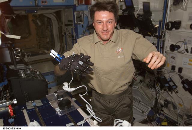 NASA image: Foale performs Hand Posture Analysis (HPA) experiment OPS in U.S. Lab during Expedition 8