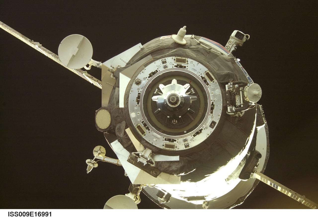 Progress 14P separates from the ISS during Expedition 9