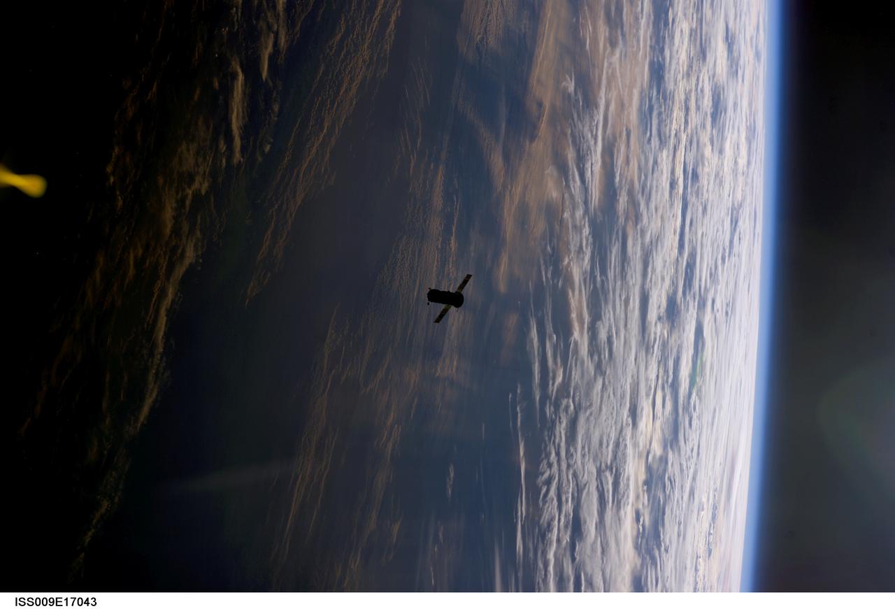 Progress 14P separates from the ISS during Expedition 9