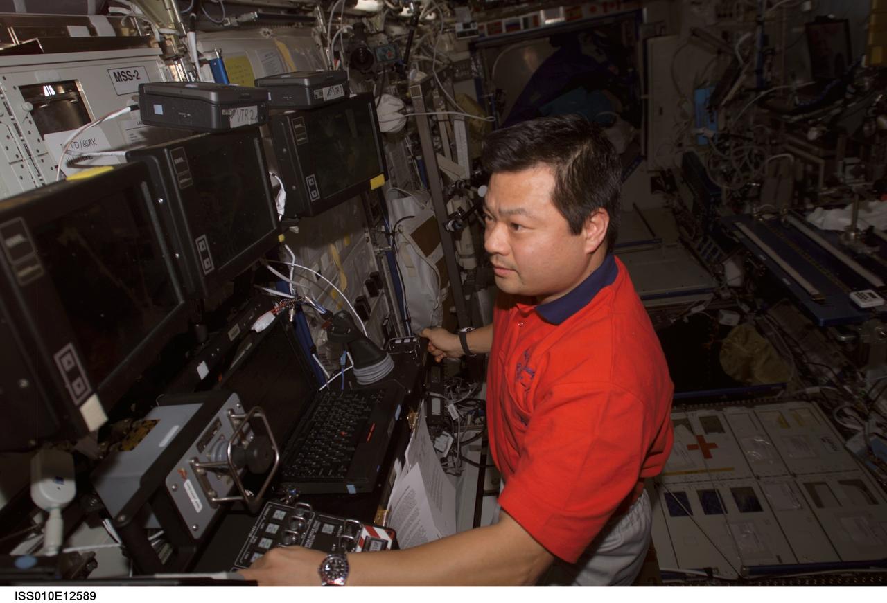 ISS010-E-12589 (6 January 2005) --- Astronaut Leroy Chiao, Expedition 10 commander and NASA ISS science officer, participates in a training session with the Mobile Service System (MSS) Rack and Canadarm2, or Space Station Remote Manipulator System (SSRMS) in the Destiny laboratory of the International Space Station (ISS).