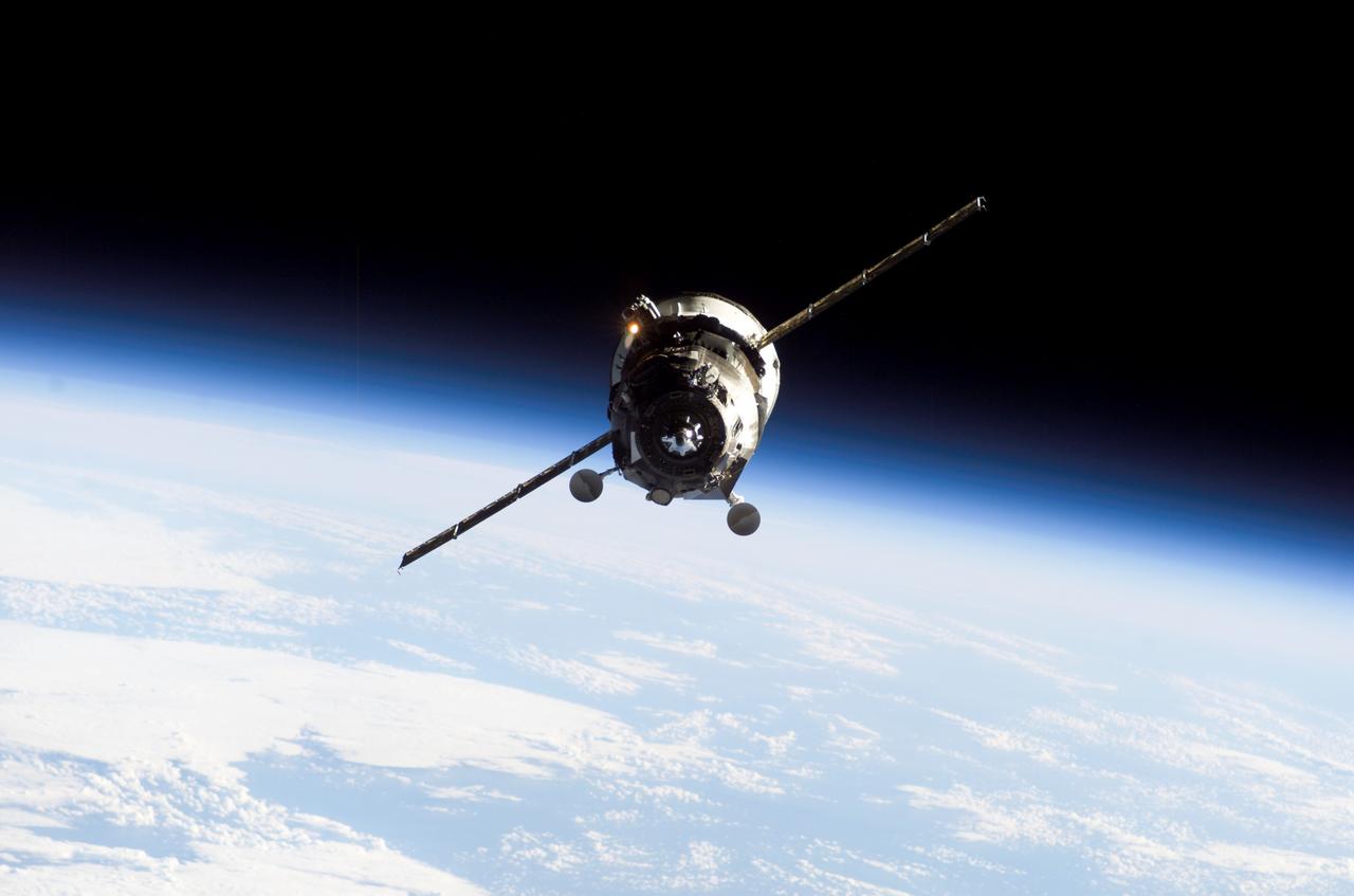 Progress 352 approaches the ISS during Expedition 10