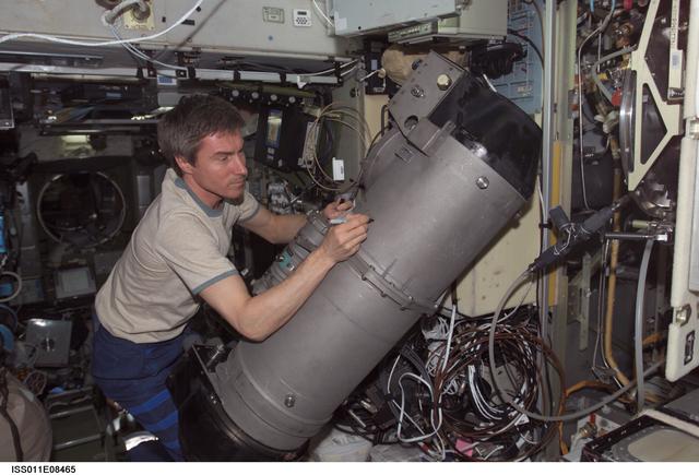 NASA image: Krikalev with failed Elektron Liquid Unit #6 (BZh-6)