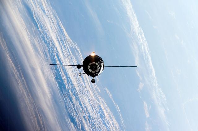 NASA image: Progress M-53 (18P) approaches the ISS during Expedition 11