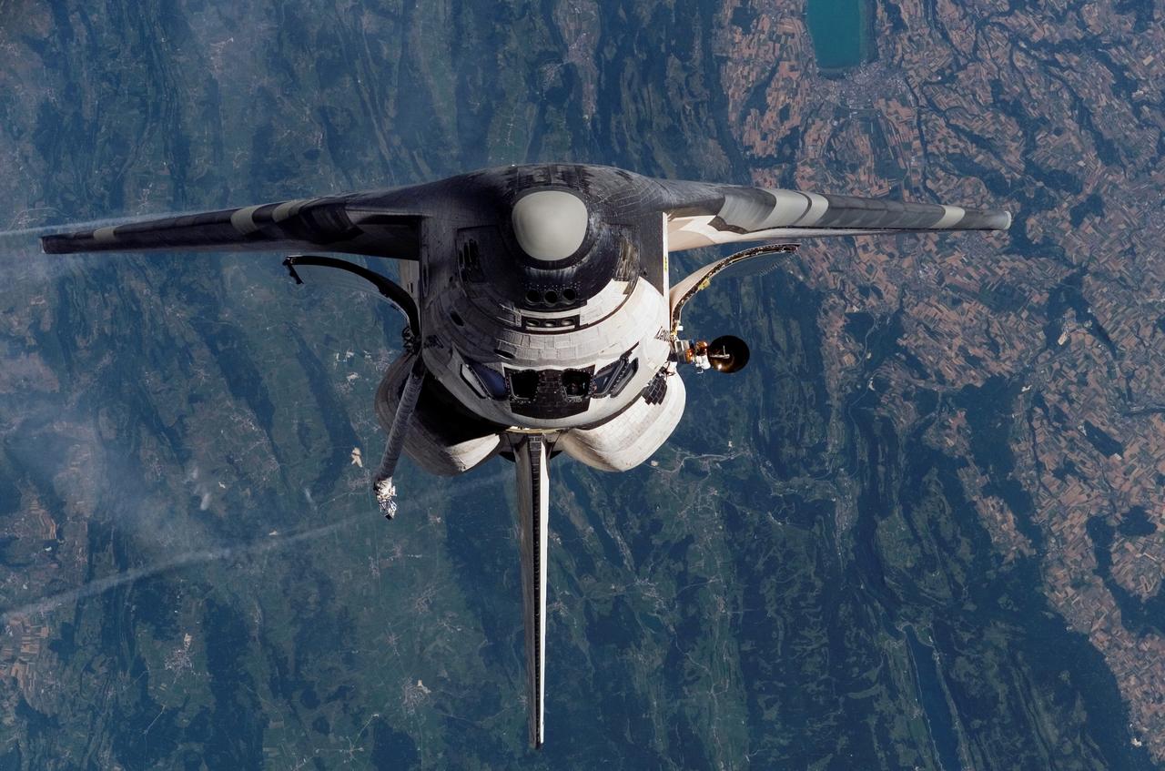 ISS011-E-11227 (28 July 2005) --- Space shuttle Discovery approaches the international space station. Discovery docked to the station at 6:18 a.m. (CDT) on Thursday, July 28, 2005 as the two spacecraft orbited over the southern Pacific Ocean west of the South American coast. Onboard the shuttle were astronauts Eileen M. Collins, STS-114 commander; James M. Kelly, pilot; Andrew S. W. Thomas, Stephen K. Robinson, Wendy B. Lawrence, Charles J. Camarda and Japan Aerospace Exploration Agency (JAXA) astronaut Soichi Noguchi, all mission specialists.