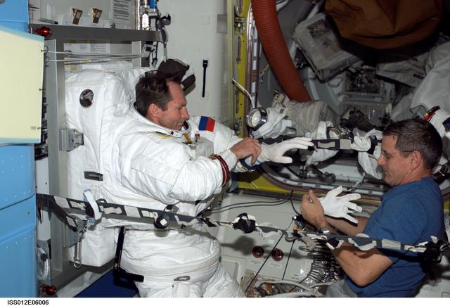 NASA image: Tokarev and McArthur conduct an EMU don/doff practice during Expedition 12
