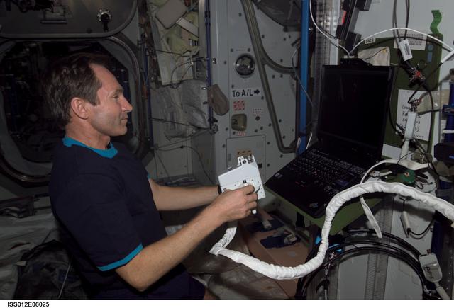 NASA image: Tokarev conducts SAFER onboard training during Expedition 12