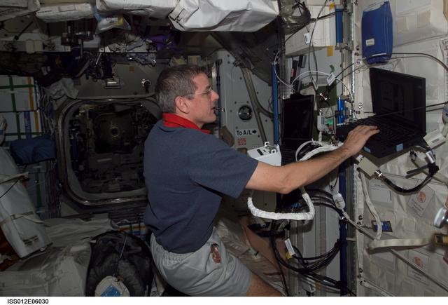 NASA image: McArthur conducts SAFER onboard training during Expedition 12