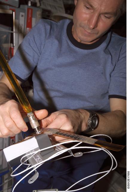 NASA image: Tokarev assembles the RadioSkaf antenna during Expedition 12