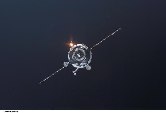 NASA image: Progress 22P approaches the ISS during Expedition 13