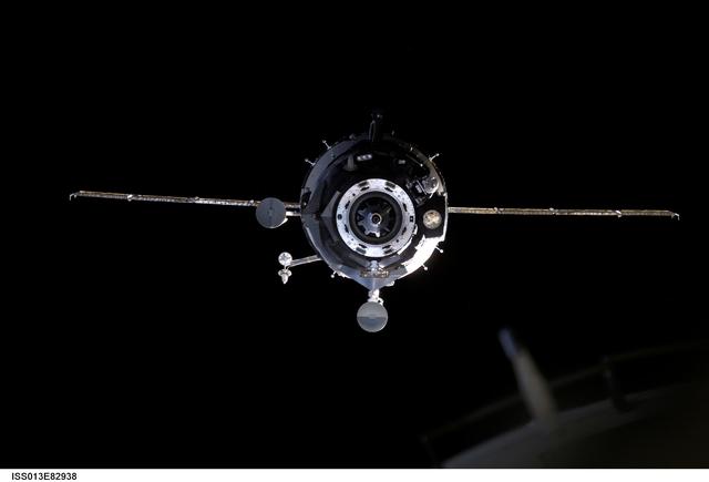 NASA image: Soyuz on approach to the ISS during Expedition 13