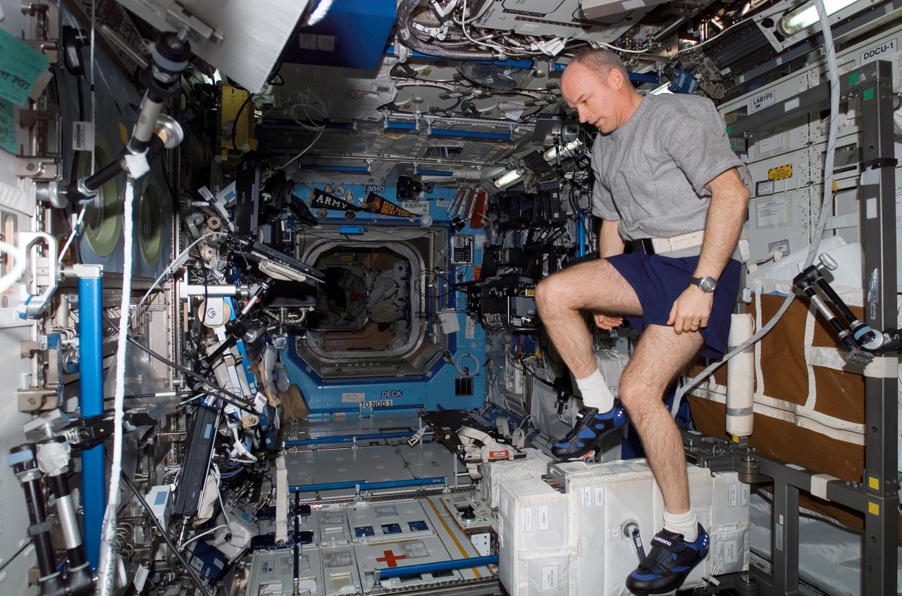 Williams exercises on the CEVIS in the U.S. Laboratory