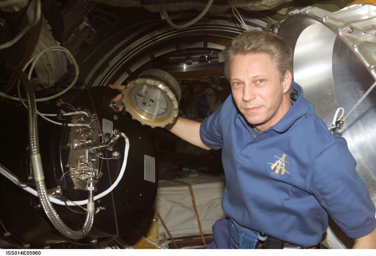 ISS014-E-05960 (October 2006) --- European Space Agency (ESA) astronaut Thomas Reiter, Expedition 14 flight engineer, works with the Plasmakristall Telescience Apparatus in the Zvezda Service Module of the International Space Station.