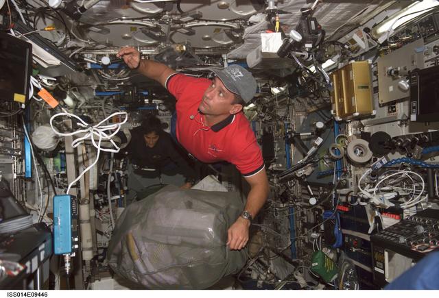 NASA image: Oefelein with stowage bag in Destiny Laboratory