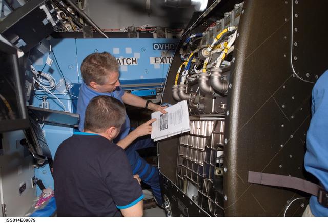 NASA image: Reiter and Tyurin work with DDCU-2 rack