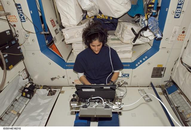 NASA image: Williams with TRAC experiment in Destiny