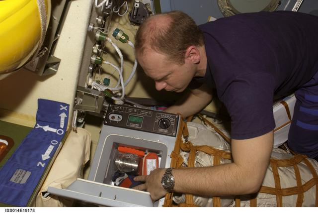 NASA image: Kotov with  Cryogem-03 refrigerator in the Zvezda Service module