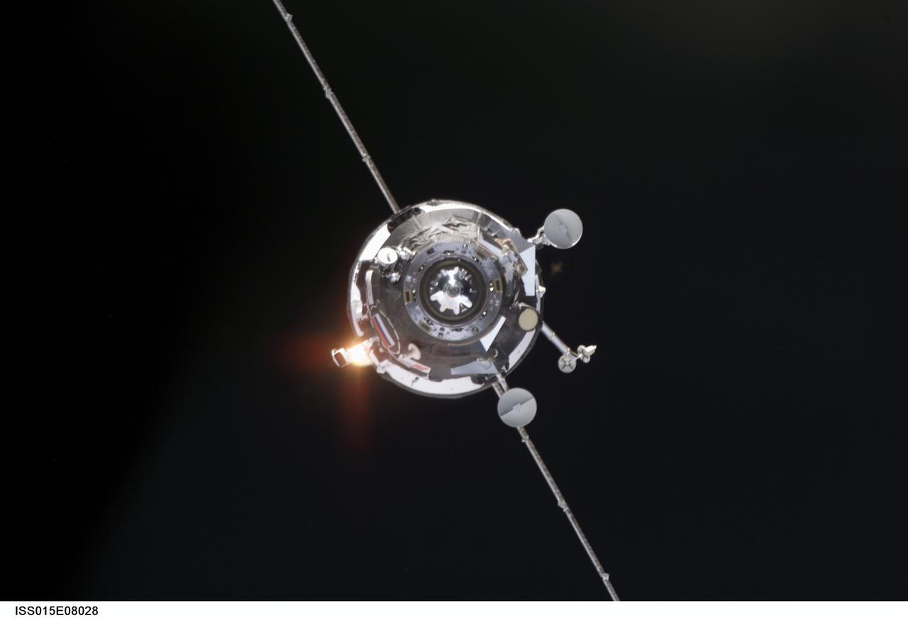 ISS015-E-08028 (15 May 2007) --- Backdropped by the blackness of space, an unpiloted Progress supply vehicle approaches the International Space Station. The Progress 25 resupply craft launched at 10:25 p.m. (CDT) on May 11, 2007 from the Cosmodrome in Kazakhstan to deliver more than 2.5 tons of food, fuel, oxygen and other supplies to the Expedition 15 crewmembers onboard the station. Progress automatically docked to the aft port of the Zvezda Service Module at 12:10 a.m. (CDT) on May 15 as the spacecraft and the station flew approximately 208 miles above a point of the Earth off the northeast coast of Australia.