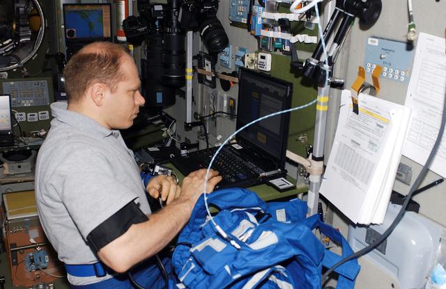 NASA image: Kotov collects data for the Cardiocog-2 Experiment in the SM during Expedition 15