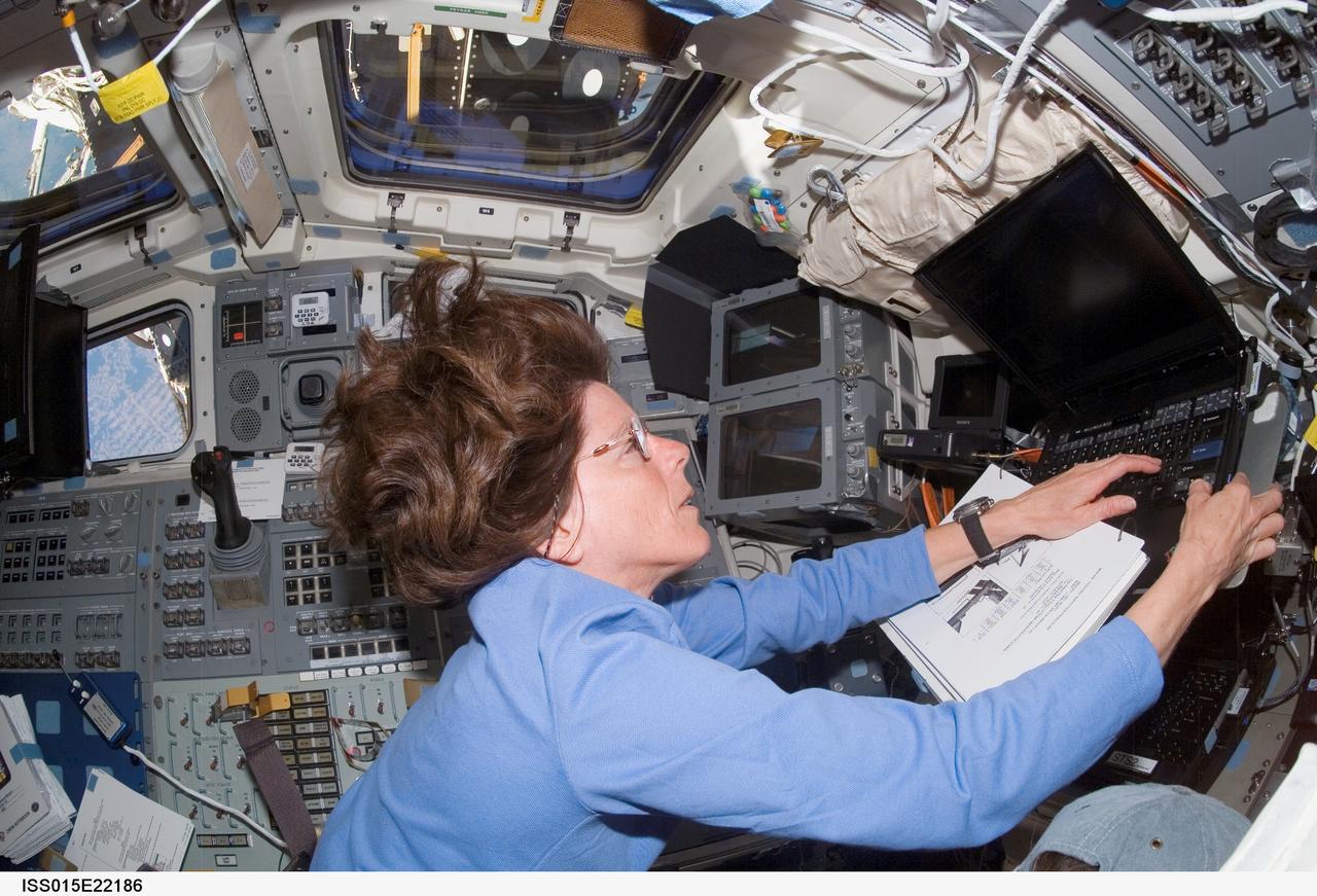 ISS015-E-22186 (12 Aug. 2007) --- Astronaut Barbara R. Morgan, STS-118 mission specialist, uses a computer on the aft flight deck of Space Shuttle Endeavour while docked with the International Space Station.