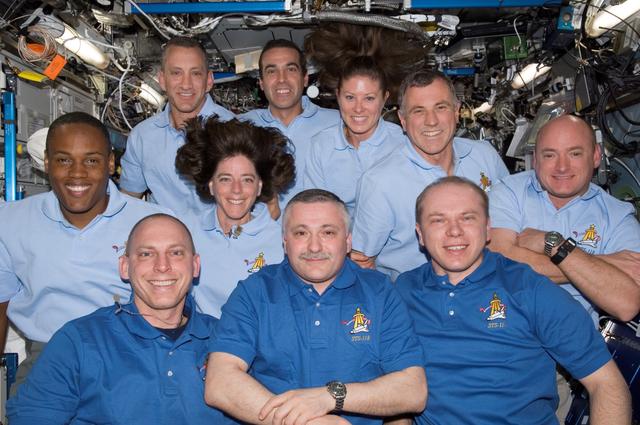 STS-118 and Expedition 15 crew portrait