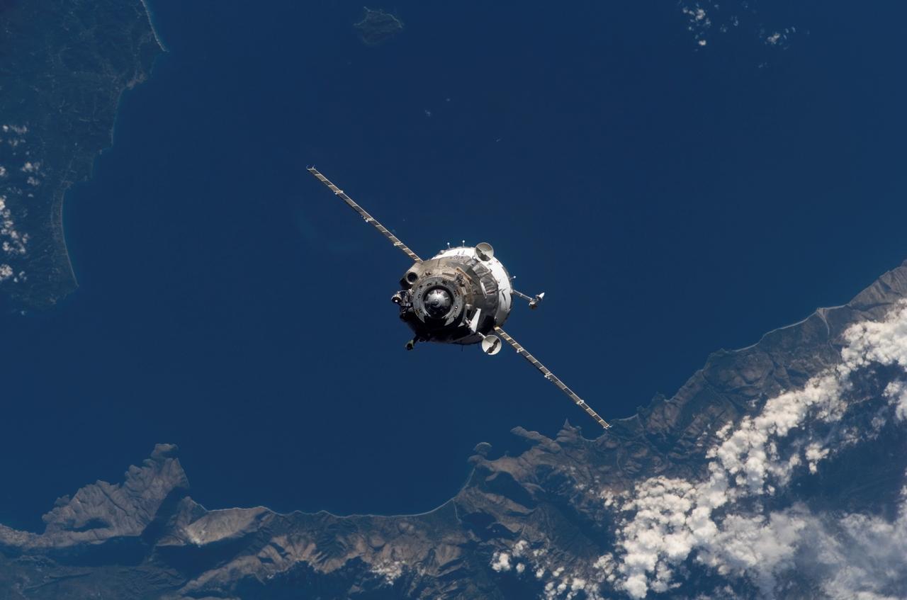 ISS015-E-34473 (12 Oct. 2007) --- The Soyuz 15 (TMA-11) approaches the International Space Station, carrying NASA astronaut Peggy A. Whitson, Expedition 16 commander; cosmonaut Yuri I. Malenchenko, Soyuz commander and flight engineer representing Russia's Federal Space Agency; and Malaysian spaceflight participant Sheikh Muszaphar Shukor. Whitson and Malenchenko will spend six months on the station, while Shukor will return to Earth Oct. 21 with two of the Expedition 15 crewmembers currently on the complex.