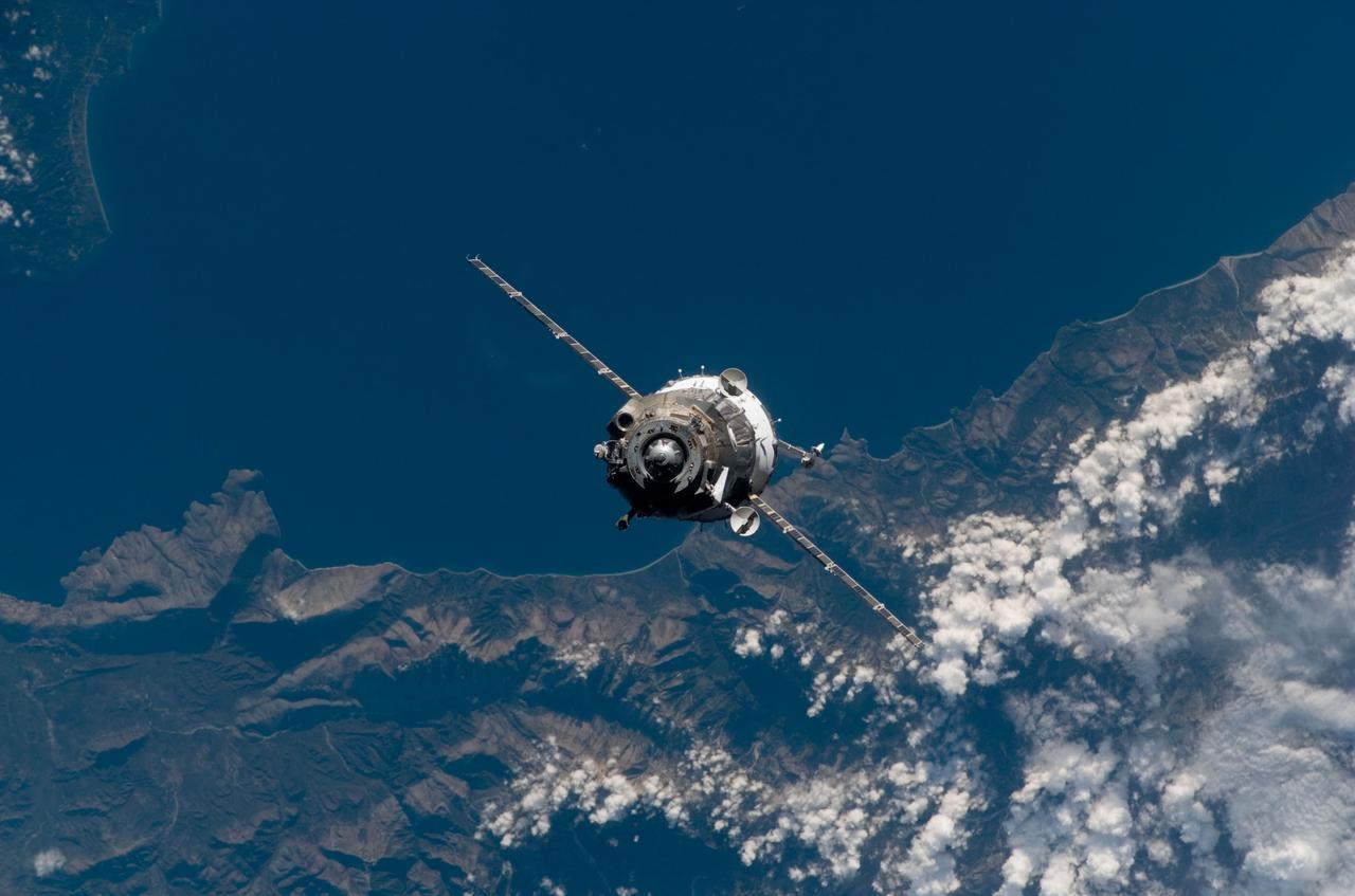 ISS015-E-34474 (12 Oct. 2007) --- The Soyuz 15 (TMA-11) approaches the International Space Station, carrying NASA astronaut Peggy A. Whitson, Expedition 16 commander; cosmonaut Yuri I. Malenchenko, Soyuz commander and flight engineer representing Russia's Federal Space Agency; and Malaysian spaceflight participant Sheikh Muszaphar Shukor. Whitson and Malenchenko will spend six months on the station, while Shukor will return to Earth Oct. 21 with two of the Expedition 15 crewmembers currently on the complex.
