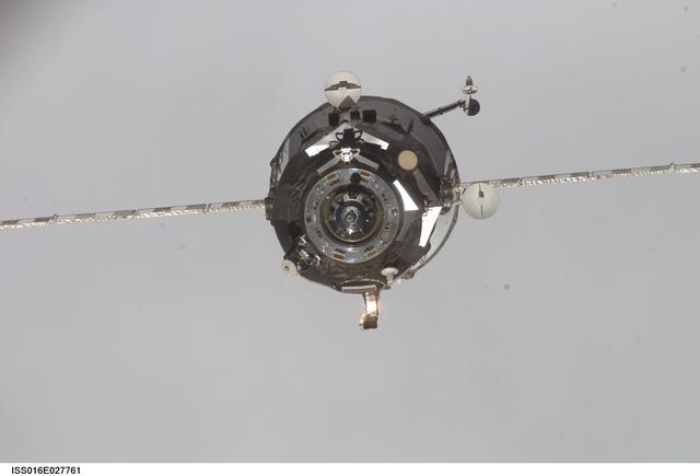 NASA image: Progress 28 supply vehicle approach
