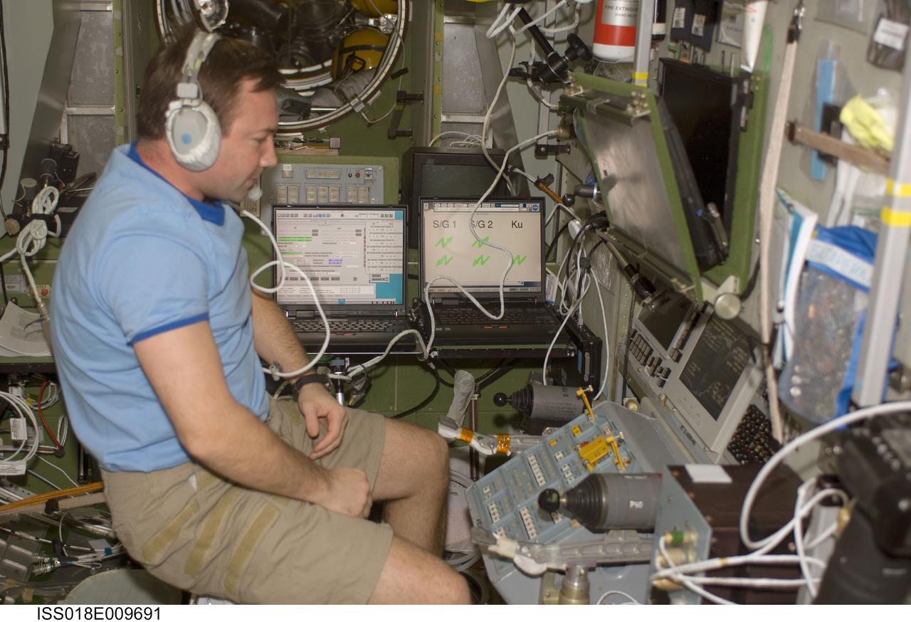 ISS018-E-009691 (30 Nov. 2008) --- Cosmonaut Yury Lonchakov, Expedition 18 flight engineer, monitors the approach of the Progress 31 supply vehicle at the manual TORU docking system controls in the Zvezda Service Module of the International Space Station. Progress 31 docked to the Pirs Docking Compartment at 6:28 a.m. (CST) on Nov. 30, after a four day flight from Baikonur Cosmodrome in Kazakhstan. Lonchakov used the TORU system to bring the Progress to its docking port.
