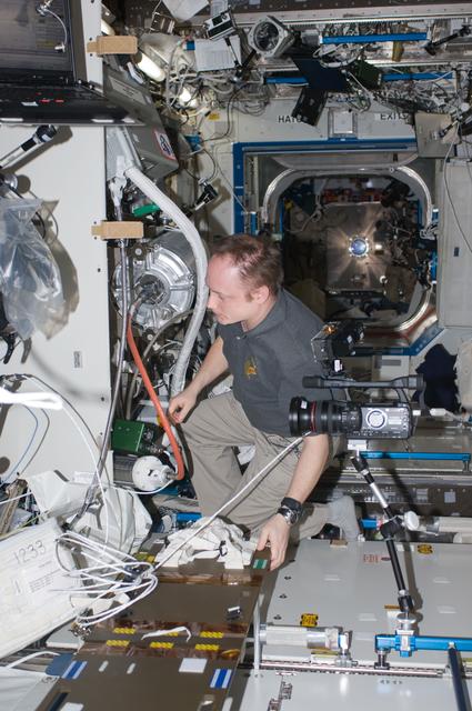 NASA image: Water Recovery System/Distillation Assembly (WRS DA) Troubleshoot task