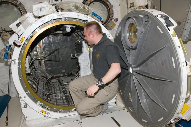 NASA image: Japanese Experiment Module (JEM) Airlock (JEMAL) Prep