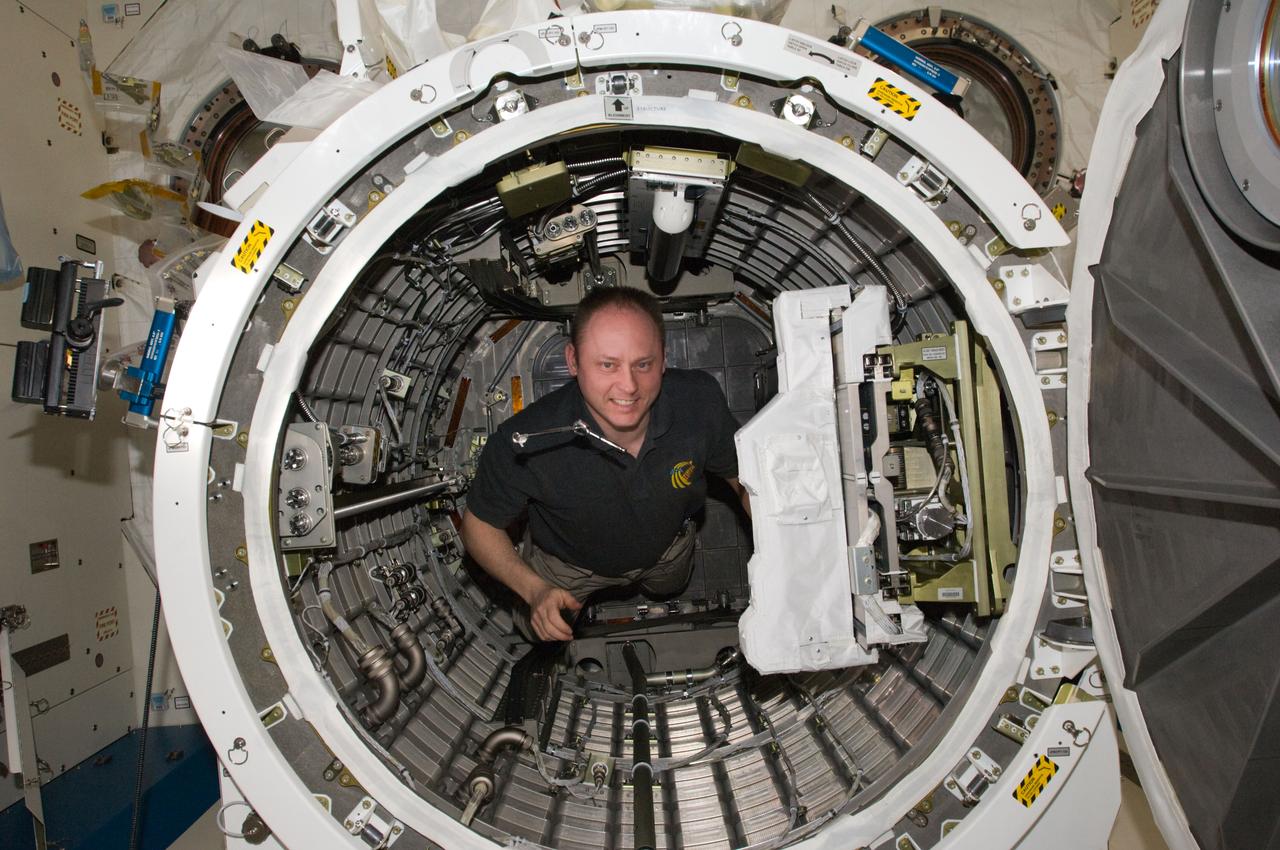 ISS018-E-046100 (5 April 2009) --- Astronaut Michael Fincke, Expedition 18 commander, works inside the Kibo laboratory airlock of the International Space Station.