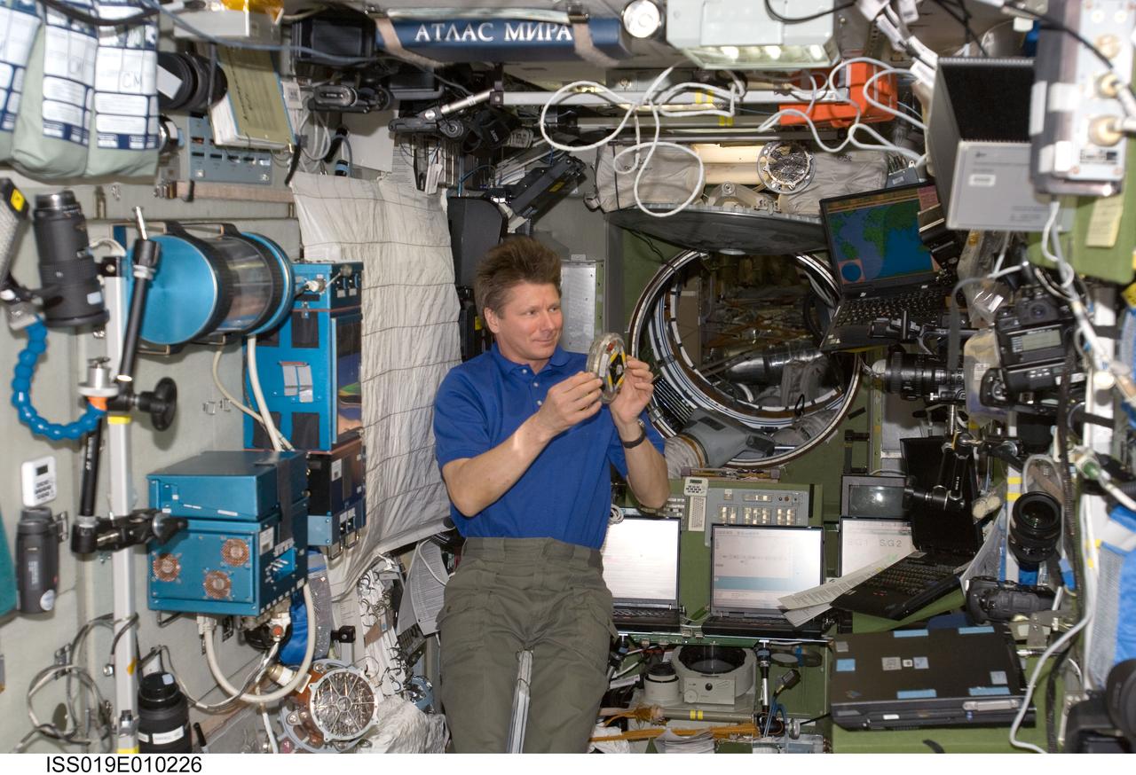 ISS019-E-010226 (24 April 2009) --- Cosmonaut Gennady Padalka, Expedition 19/20 commander, holds the OBR-1-1/?Fizika-LT? (Letaushaya Tarelka/Flying Disk) educational experiment, also called ?UFO?, in the Zvezda Service Module of the International Space Station. The OBR-1-1 is part of the OBRAZOVANIE (Education) suite of three educational demonstrations of physics in microgravity.
